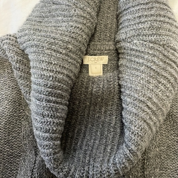 j-crew grey wool/cotton turtle neck. Size small grey shape hardly worn. - Picture 3 of 4